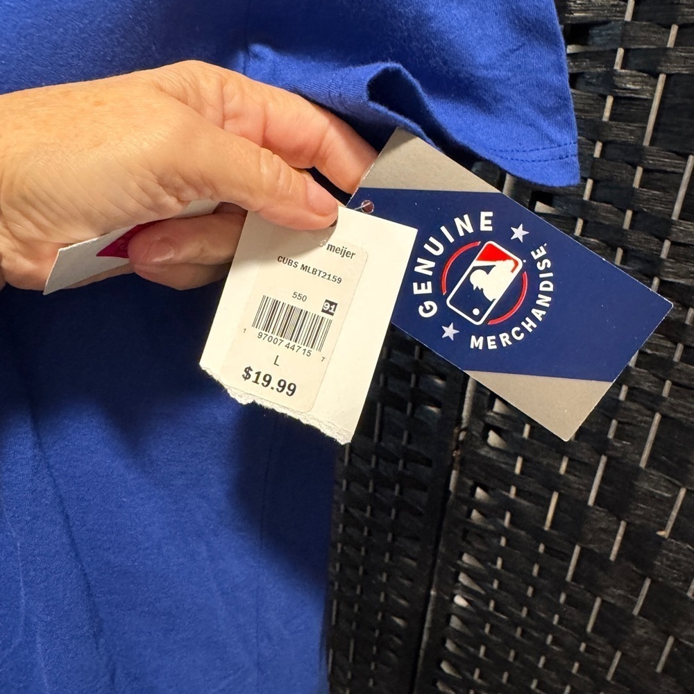 Chicago cubs women's Blue V-Neck Graphic Tee NWT. Sz L - Picture 3 of 4